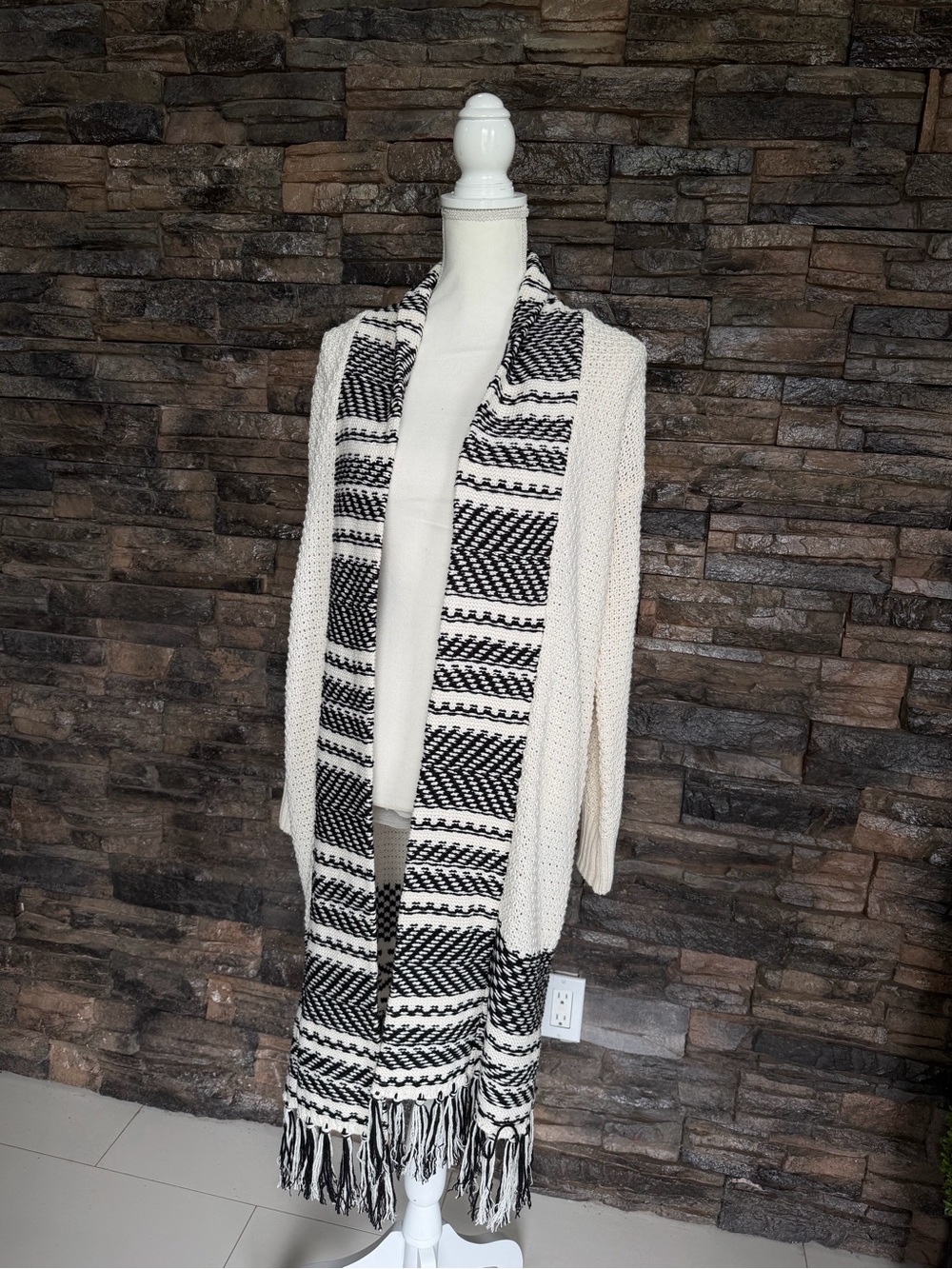 H&M White and Black Open-Knit cardigan - Picture 3 of 10